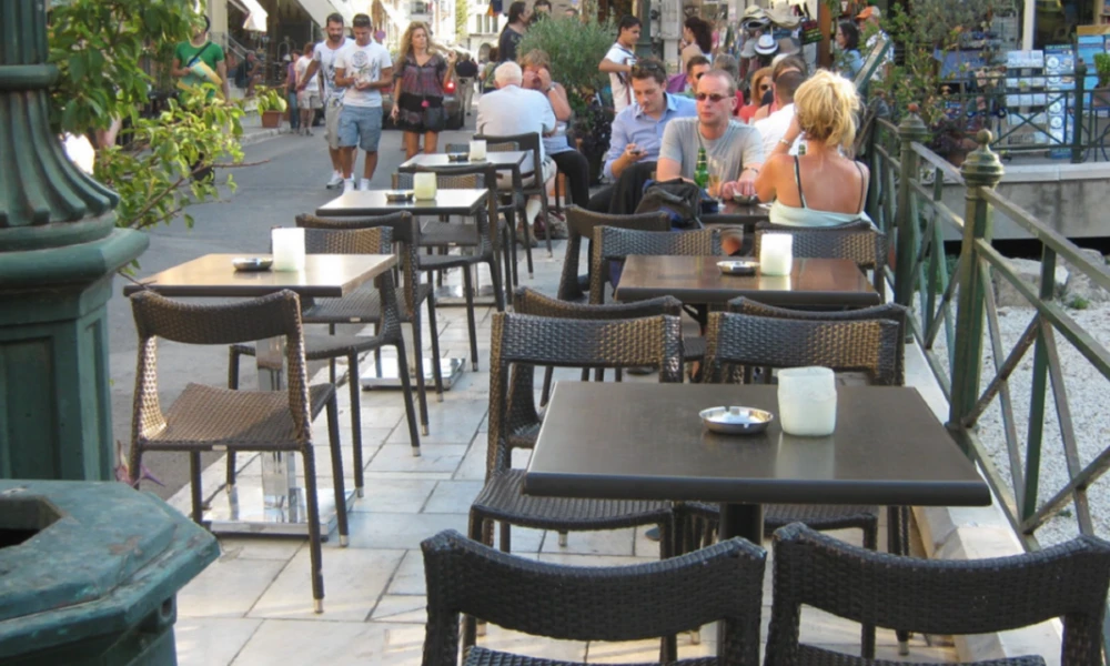 Δήμος Αθηναιών: Αυξήθηκαν κατά 54% οι εντολές απομάκρυνσης παράνομων τραπεζοκαθισμάτων